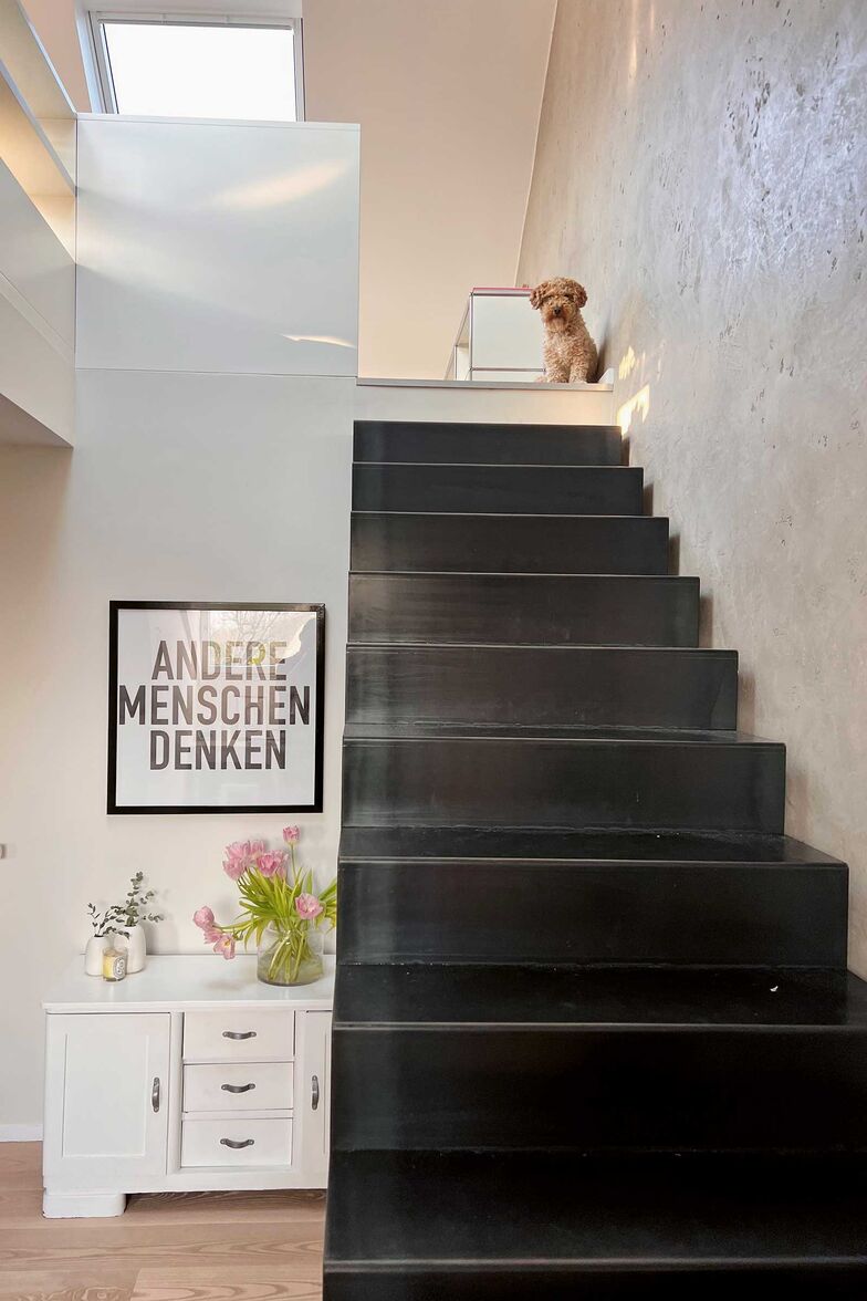 Bei der neuen, modernen Stahltreppe wurde die ursprüngliche Öffnung verbreitert. So erhält auch die untere Etage viel Licht.