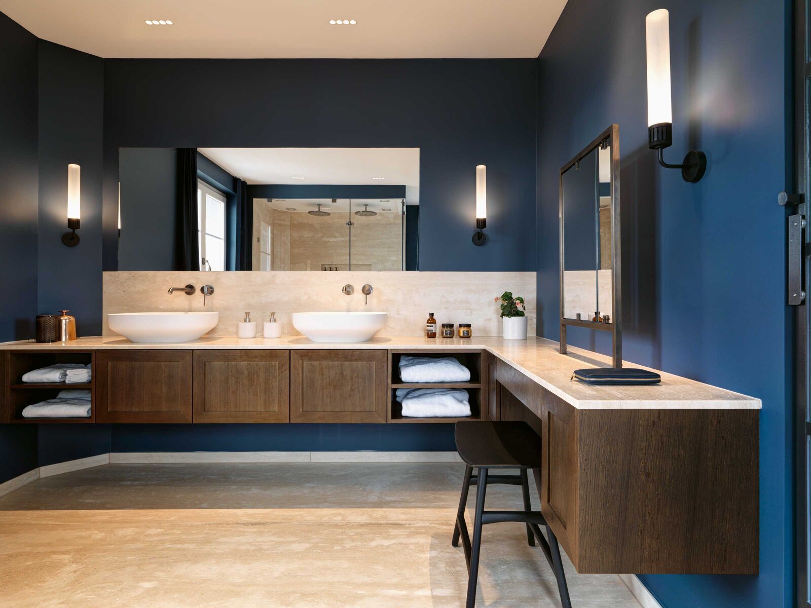 Die Armaturen vereinen modernes Design mit antikem Charme.