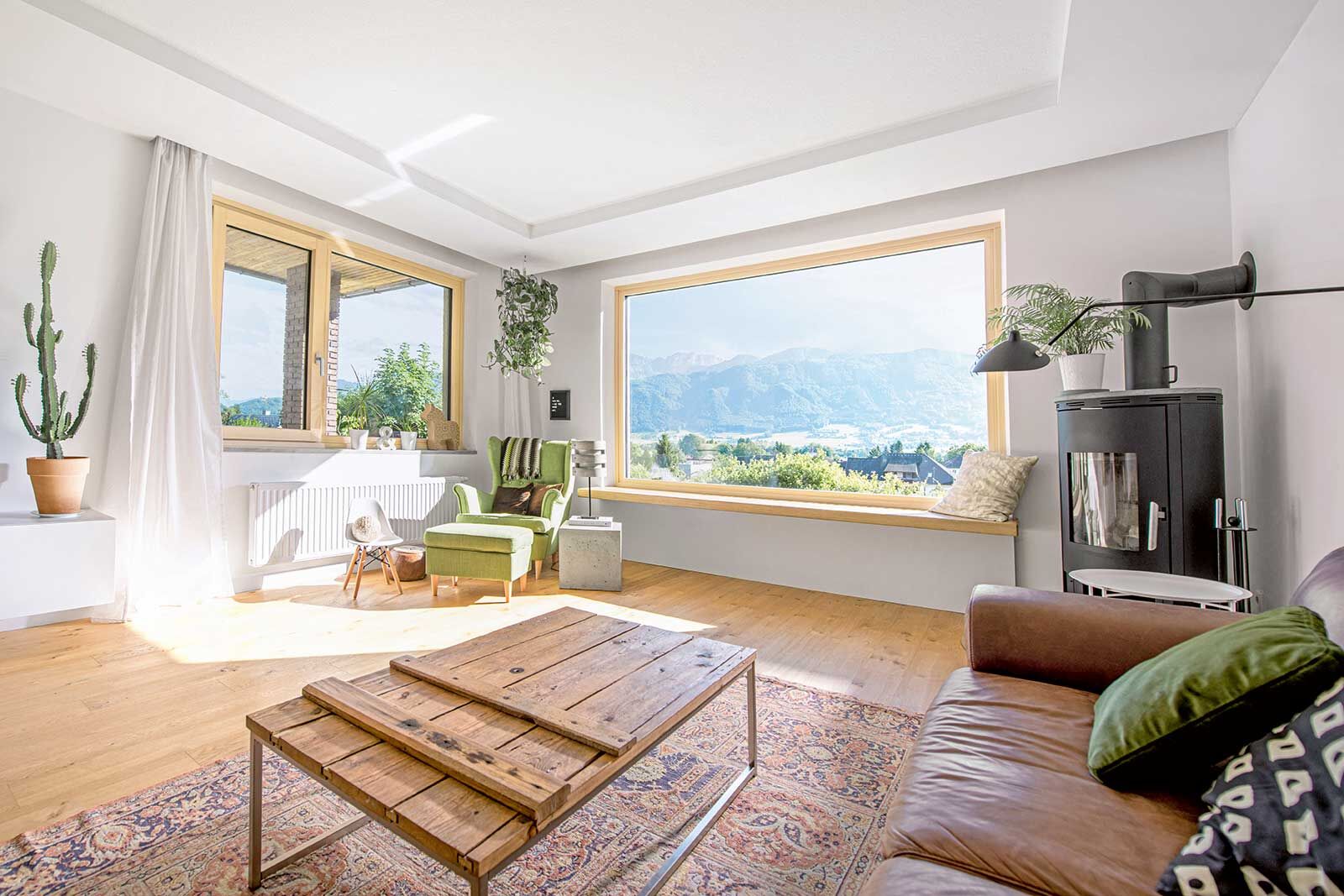 Holz strahlt viel Wärme aus und macht einen Raum spürbar gemütlicher. Die Holz-Metall-Fenster von Internorm lassen zudem viel Licht in den Wohnraum fallen.