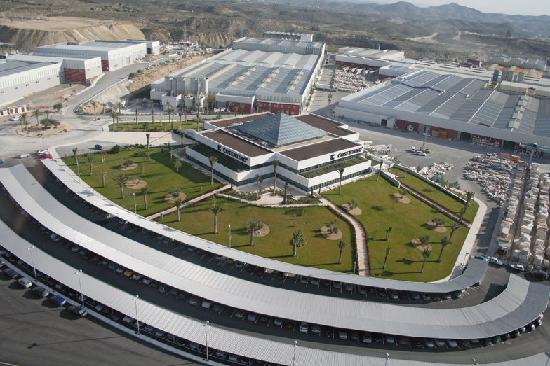 Rund 2,3 Mio. Quadratmeter Fläche nehmen die sieben Cosentino-Fabriken um den Hauptsitz mit Pyramidendach ein (Teilansicht).