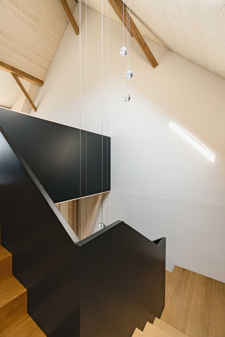 Das Treppenhaus wird von der kunstvoll installierten Lampe bestimmt.
