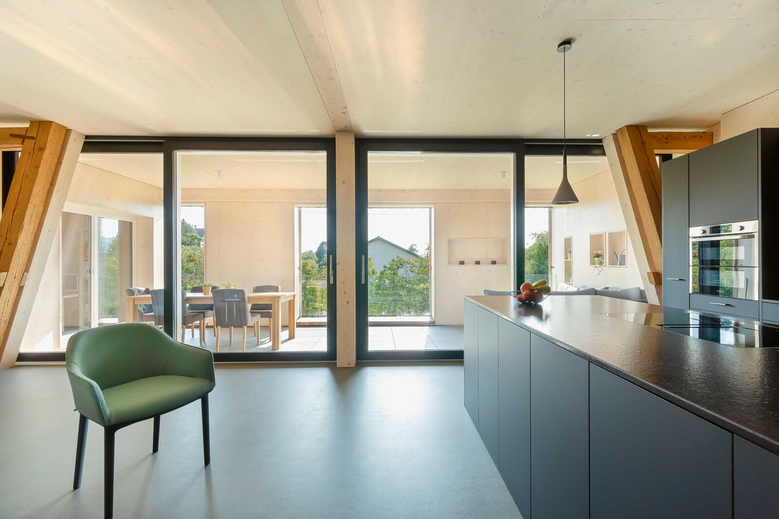 In der Küche wird das Schwarz des Treppenhauses aufgegriffen. Die Insel bietet viel Platz beim Kochen.