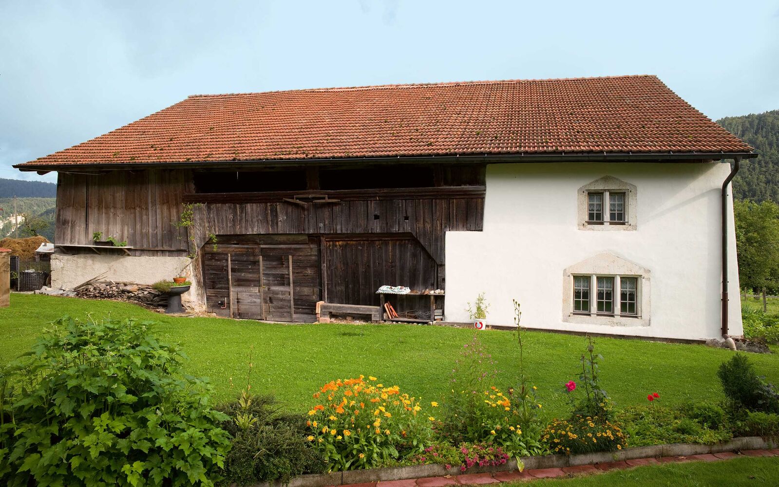 Das Maison Heidi liegt am Ende der Dorfstrasse von Souboz umgeben von Wiesen, Obstgärten und Wald.