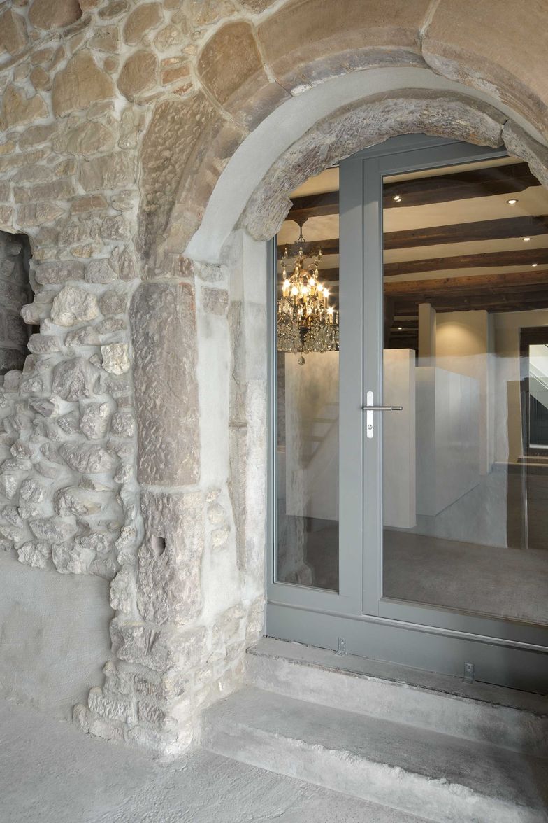 Der 500-jährige Torbogen ist die Haupteingangstüre des Hauses.