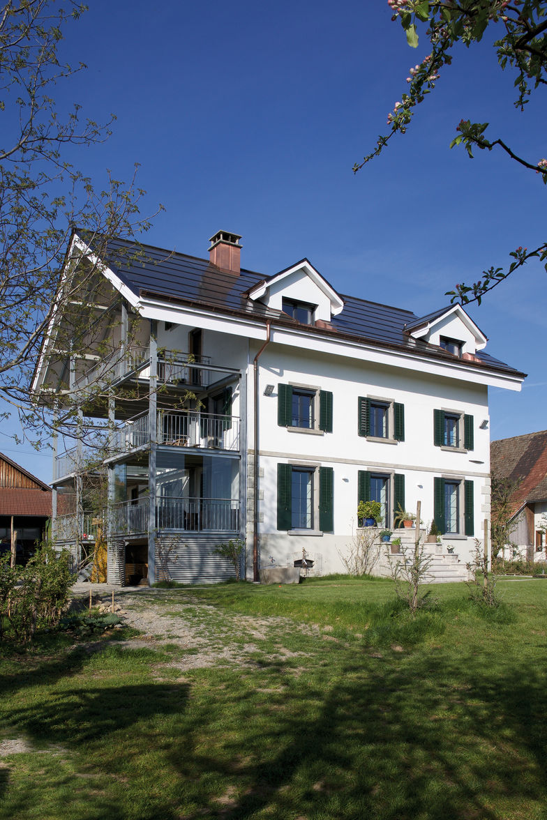 Das rund 100 Jahre alte Haus erstrahlt in neuem Glanz.Die grüne Umgebung wird von Klein und Gross geschätzt.