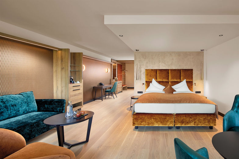 Edle Holzböden und grosszügige Bäder schaffen Wohlfühlatmosphäre in  den Zimmern und Suiten.