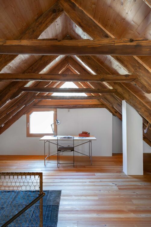 Das charmante Dachgeschoss mit massiven, sichtbaren Holzbalken.