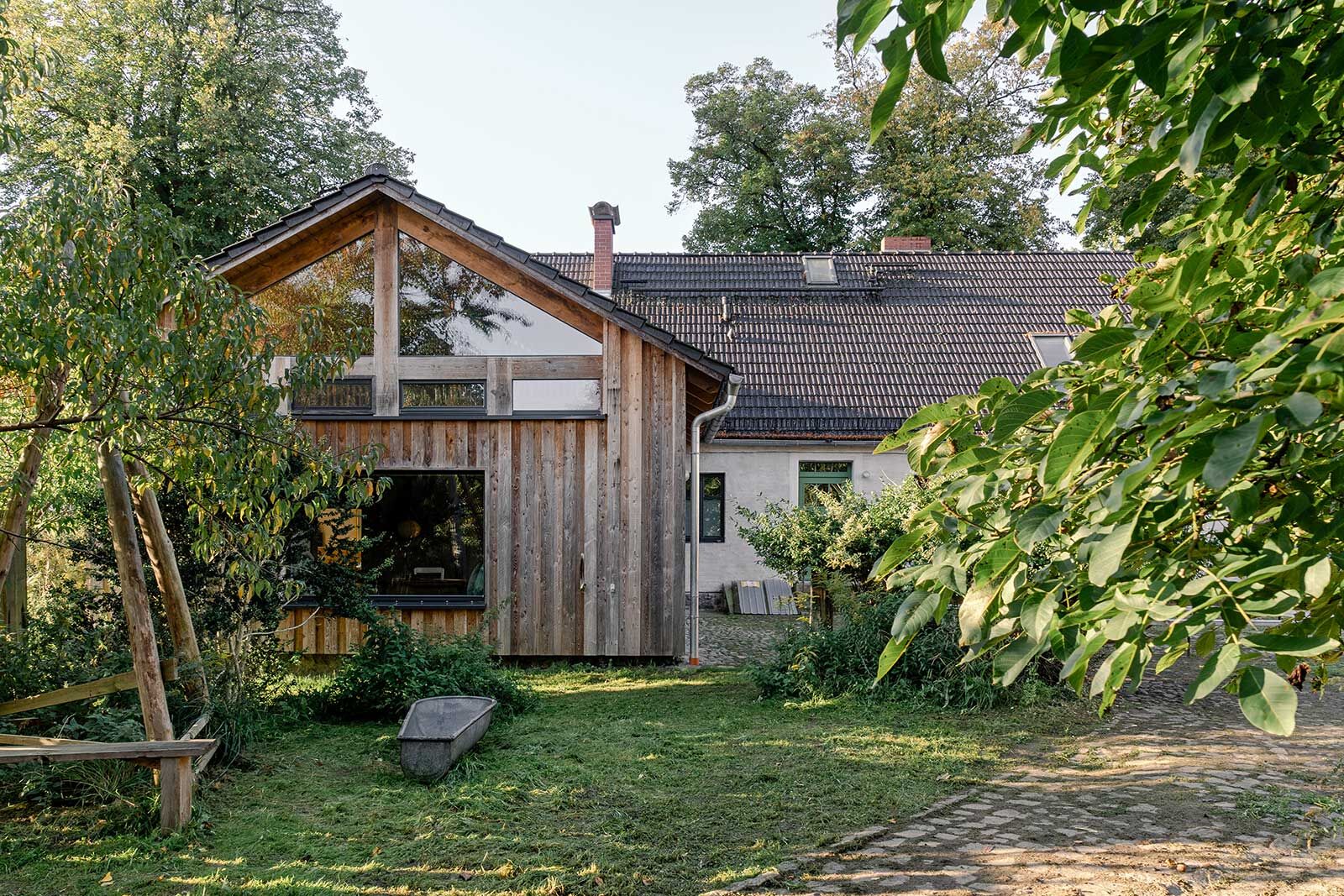 Auf dem Hof in Brandenburg hatte sich einst ein Schweizer als Landwirt niedergelassen. Heute erzählen im Landhaus Wolfsruh alte Holzbalken, Lehmwände und historische Details von vergangenen Jahrhunderten.