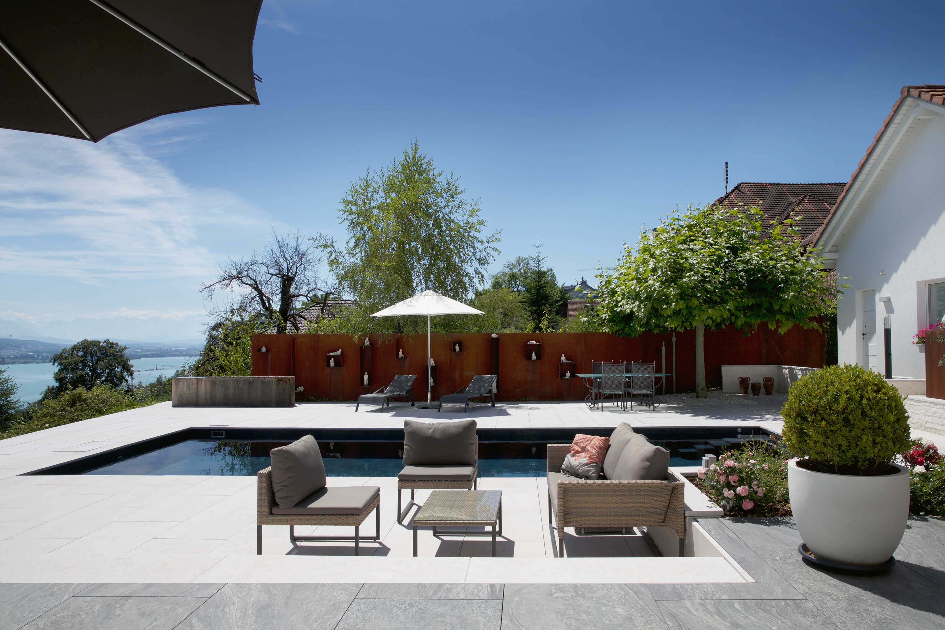 Rosen, Kunst und Schwimmvergnügen – Häuser modernisieren