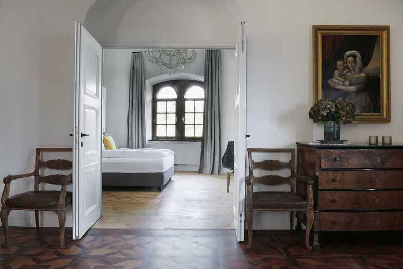 Die Kaisersuite mit Blick in die Weite und einem Flügel im Schlafzimmer. Foto: Karin Apollonnia Müller.