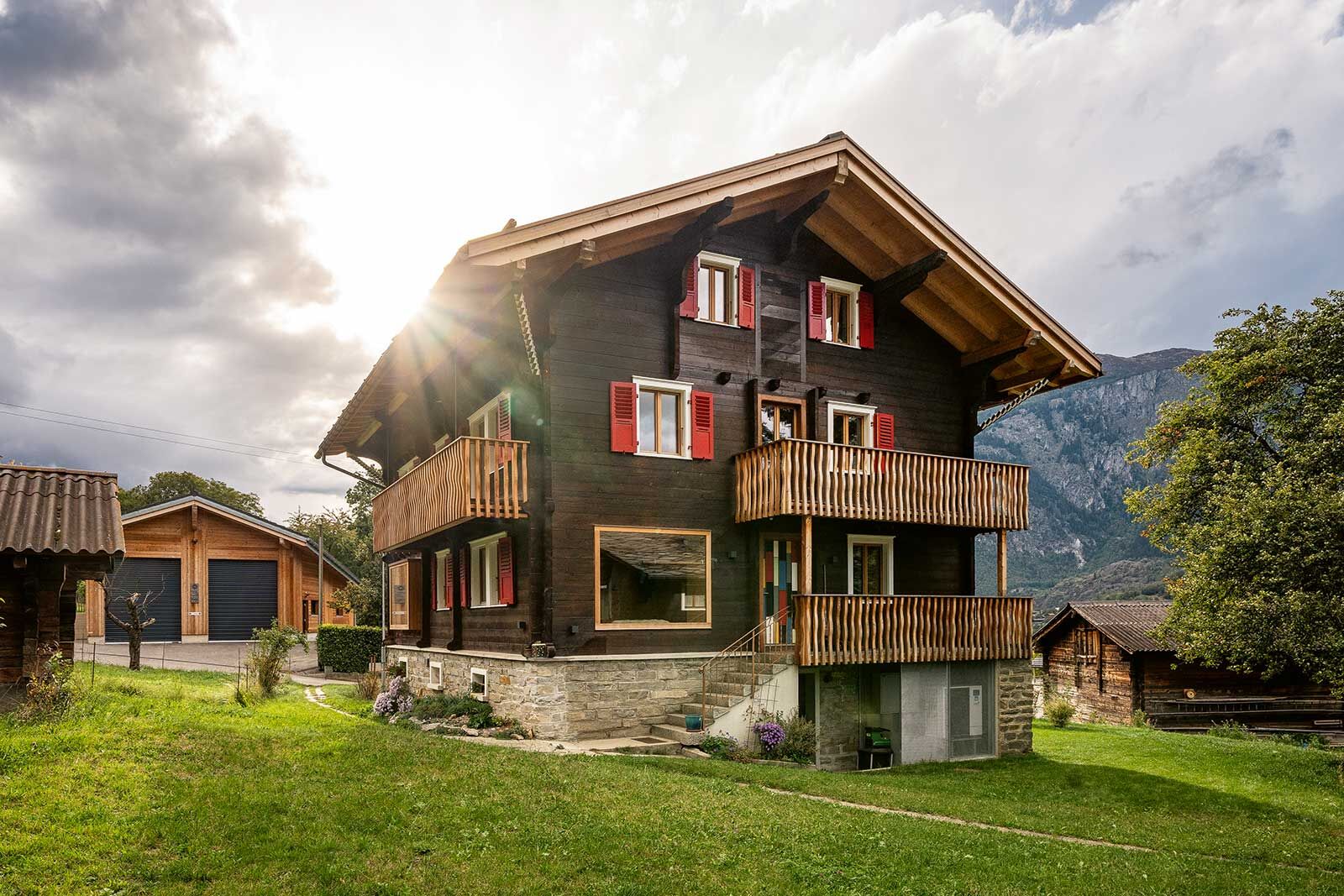 Die modernen Elemente am alten Haus fügen sich wie selbstverständlich ins Fassadenbild – wie zum Beipiel das traditionelle, aber formal angepasste Balkongeländer.