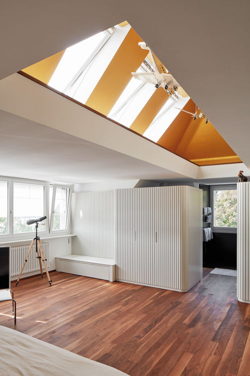 Das Dachgeschoss, früher Abstellraum, wurde geöffnet und zum Master Bedroom umgestaltet.