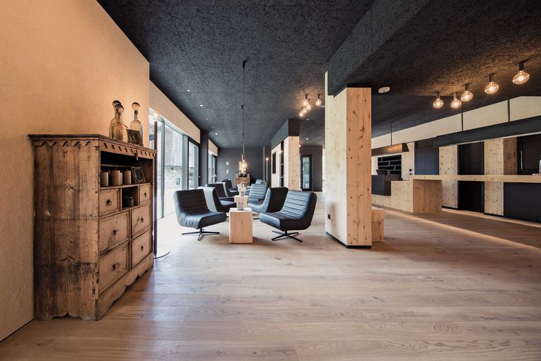 Der Eingangsbereich mit Rezeption und Bar wurde in geradlinigem, alpinem Design gestaltet.