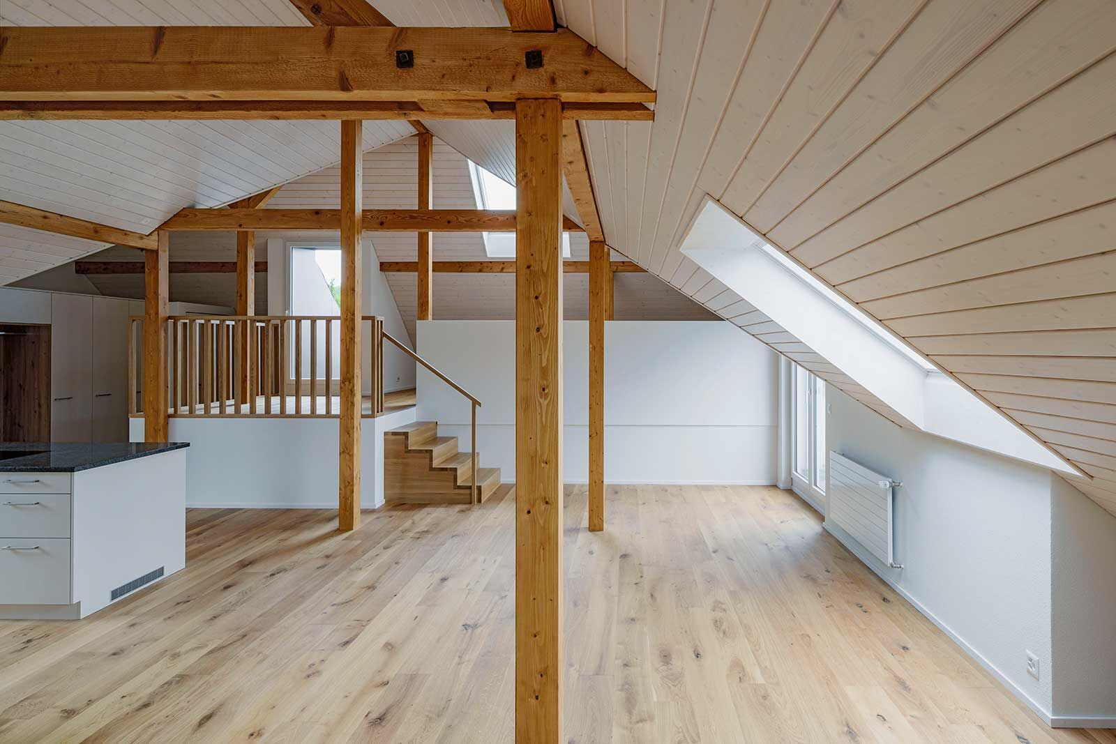 Die Bauherren haben das oberste Geschoss ihres einstigen Arbeitsorts zu einer hellen und geräumigen Wohnung umgebaut.