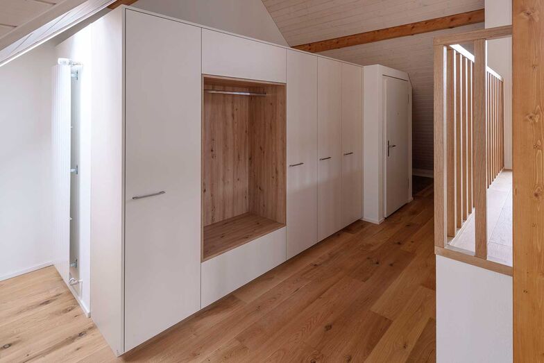 Stauraum bietet der Einbauschrank mit Garderobe.