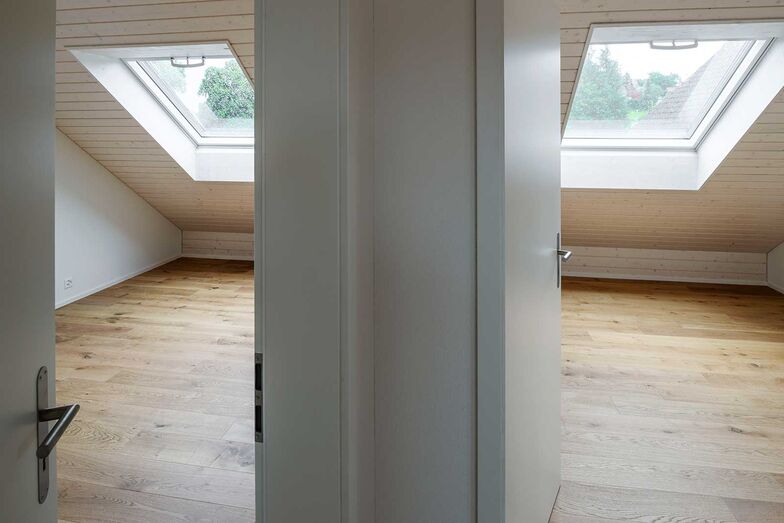 Die neuen Dachfenster bringen Licht in die separaten Zimmer.