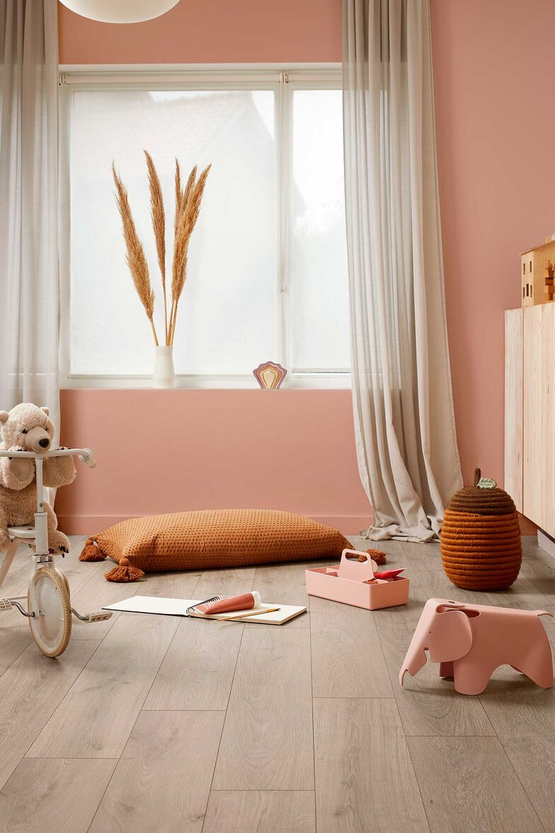 Die spritzwasser- und kratzfesten Laminatböden der «Connect Kollektion» mit über 50 verschiedenen Designs sind Meister für Einsätze in Wohnräumen, in denen das Leben pulsiert und Kinder sowie Haustiere gleichermassen ihren Freiraum geniessen dürfen. www.richner.ch