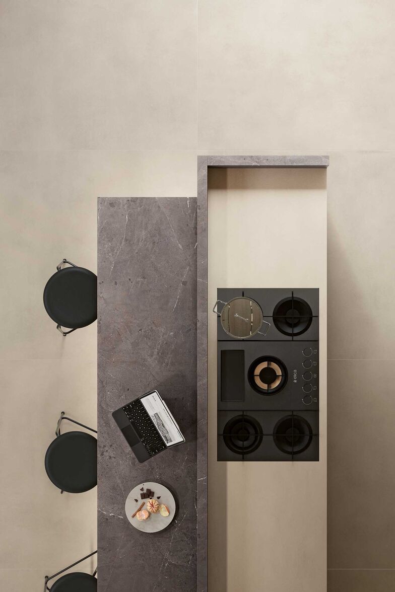 Der «Boost Balance»-Belag mit Mikrozement-Effekt ist stark und leise zugleich. Er ist erhältlich in zehn neutralen Farben, die zeitlos sind und die Wand- und Bodenflächen sehr einheitlich wirken lassen. www.maxxpark.ch