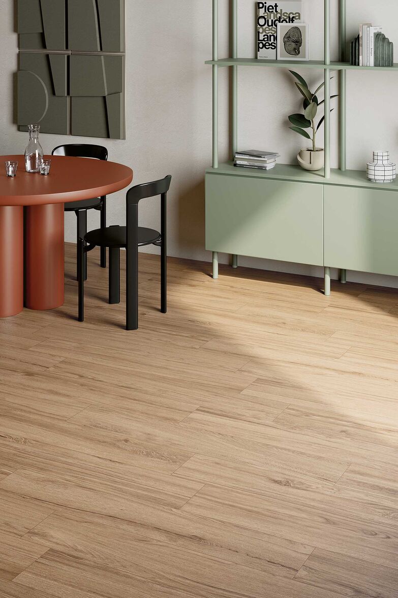 Die Keramikplatten der Serie «Leilani» wirken dank ihrer subtilen Farbnuancen und der reliefartigen Oberflächenstruktur wie frisch zugesägte Holzriemen. Der warme Farbton, wie man ihn sonst nur bei Echtholz erlebt, lädt den Raum atmosphärisch auf. www.hgc.ch