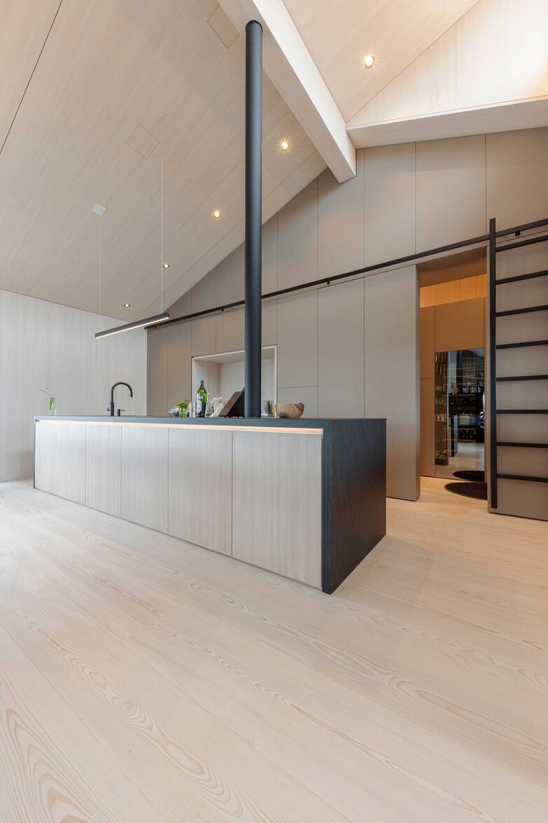 Grosszügigkeit für den Wohnraum: Die fürstlichen «Maxi-Dielen» aus Weisstanne sind bis zu sechs Meter lang. Mit ihrem warmen Gelbton und einem leicht bläulichen Schimmer schaffen sie eine einladende Atmosphäre. www.atlasholz.ch