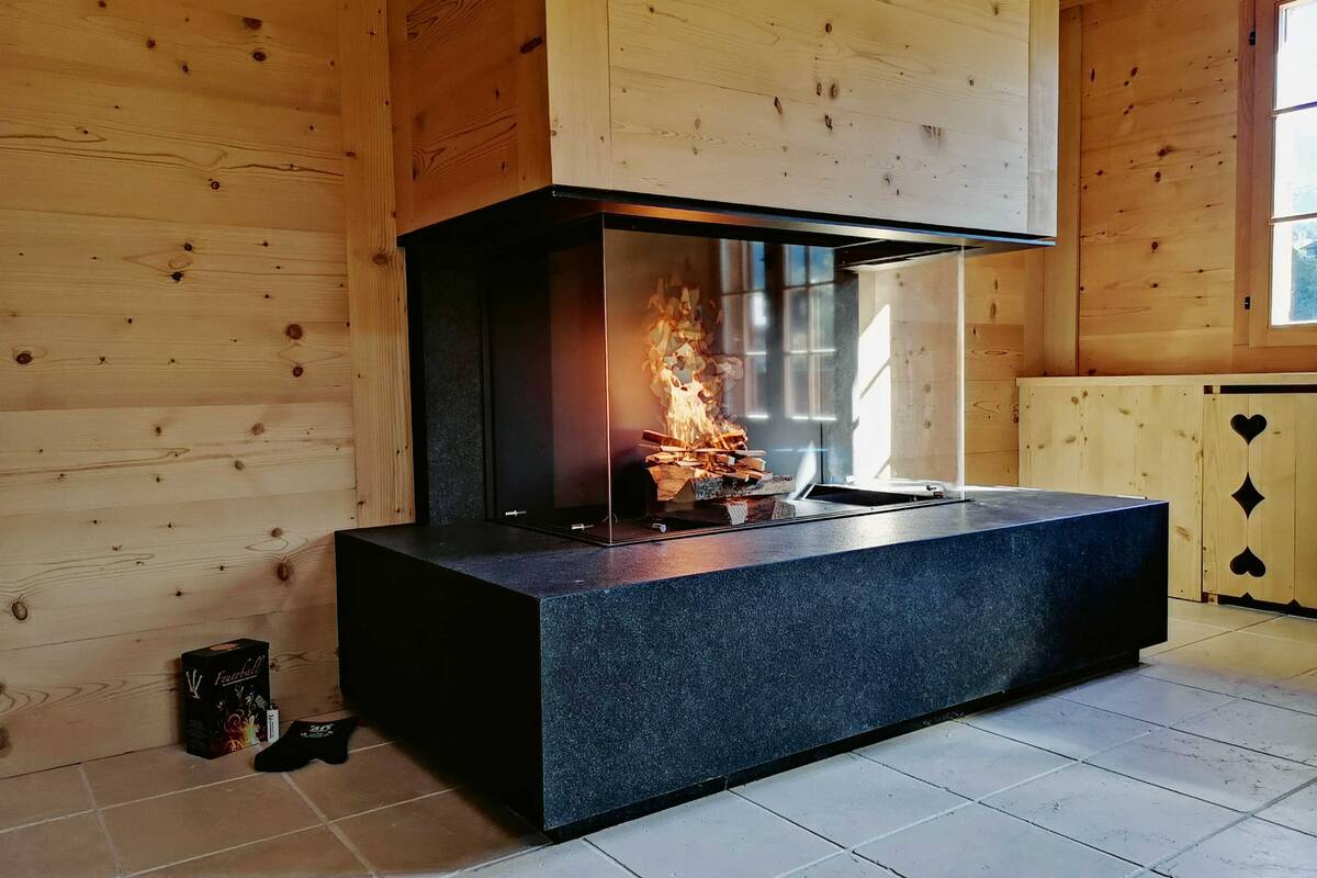 Keine störenden Metallelemente, sondern volle Sicht aufs flackernde Flammenspiel: Der «P3 – No Limits» verfügt über die exklusiven rahmenlosen Gläser. Staffieri AG.