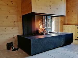 Keine störenden Metallelemente, sondern volle Sicht aufs flackernde Flammenspiel: Der «P3 – No Limits» verfügt über die exklusiven rahmenlosen Gläser. Staffieri AG.