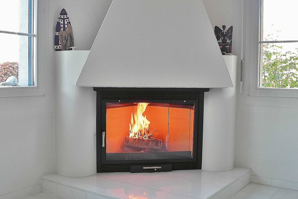 Mit einer auf Mass gefertigten Heizkassette können offene Feuerstellen schnell und sauber modernisiert werden. Hein Feuerkonzepte GmbH.