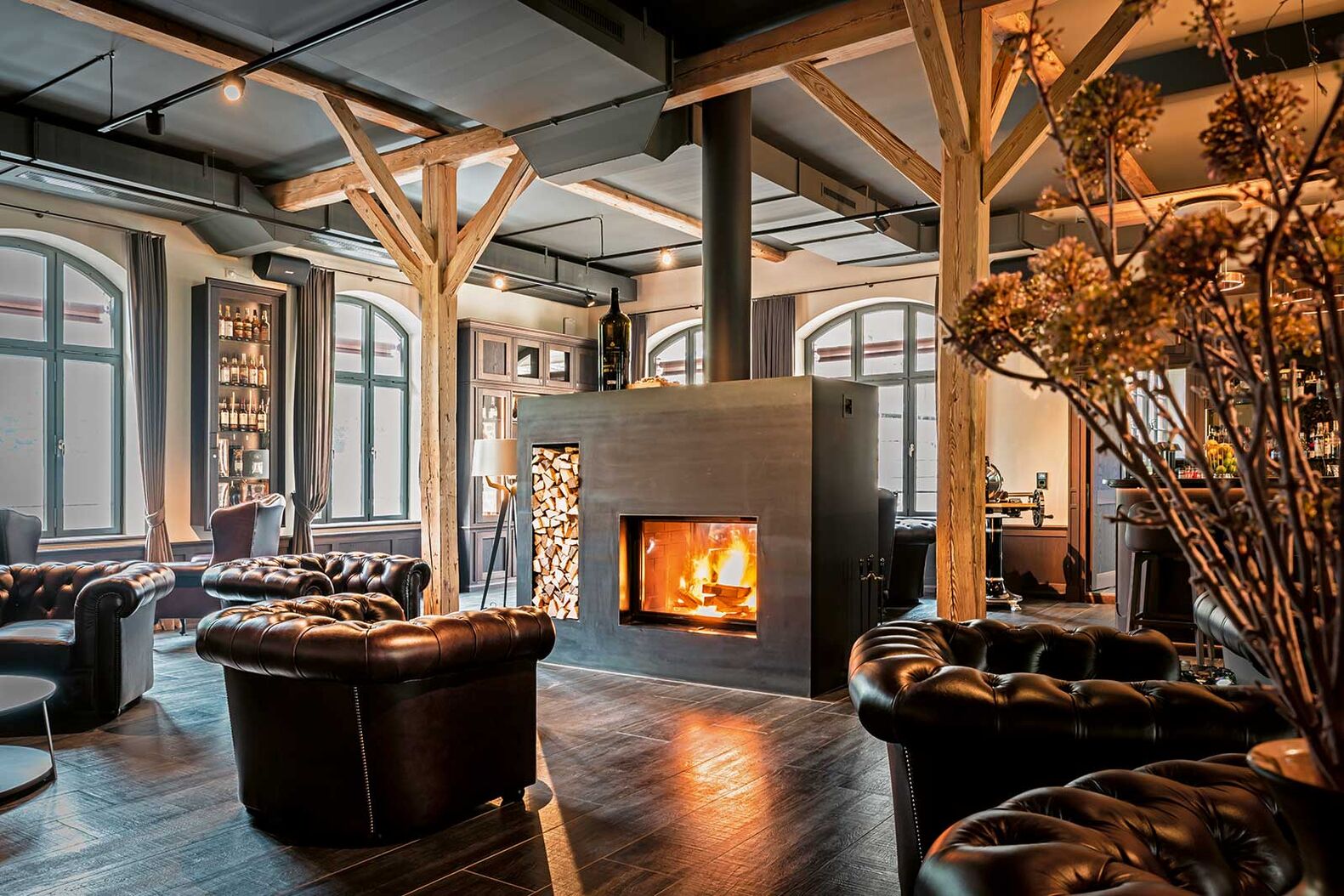 Ein Tunnel-Cheminée ist ein echtes Highlight. Obwohl es eine Feuerstelle ist, kann man die Wärme und das Licht in zwei separaten Bereichen geniessen. Die Firma Glutform hat hier den Einsatz in eine Trennwand mit Platz für Feuerholz eingebaut und den Raum zugleich unterteilt und einen Fokuspunkt gesetzt. Glutform AG, www.glutform.ch