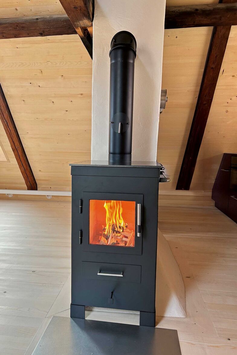 Der «Chunscht» spendet Wärme und schafft ein besonderes Ambiente. Besonders an ihm ist aber, dass er ein Holzkochherd ist. Er ist in verschiedenen Grössen und Ausführungen erhältlich: Mit einem praktischen Backfach oder einem zusätzlichen Wasserschiff aus Kupfer. Jedes Modell ist ein Unikat. Baumann Cheminéeöfen AG, www.baumannofen.ch