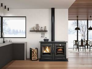 Schön traditionell. Die Aussenverkleidung, die Türen und der Rahmen des Holzherdes «Alaska» sind aus emailliertem Gusseisen, die Seitenteile aus emailliertem Stahl. Die verchromten Griffe und die Holzkästen unterstreichen die Ästhetik. La Nordica-Extraflame.