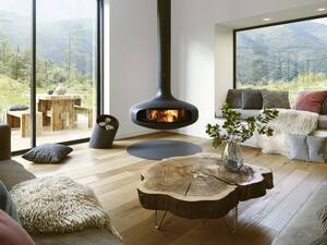 Mit der verglasten Version des «Domofocus» präsentiert Focus eine Designfeuerstelle, die die europäische Ökodesign-Richtlinie erfüllt. Die rahmenlosen Glasfenster sind seitlich verschiebbar und bieten einen ungestörten Blick auf das Flammenspiel. Über Wirth & Schmid AG.