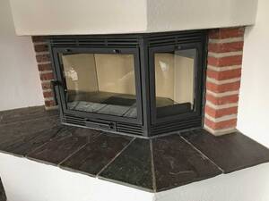 So schnell kann man die Wärme des knisternden Feuers geniessen: Der massgefertigte Heizeinsatz wird ohne Umbau in die bestehende Cheminéeöffnung eingeschoben. Novatherm Öfen AG.