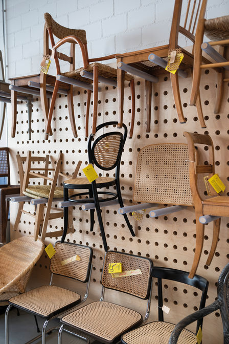 Viele Designklassiker, wie Freischwinger-Stühle von Mies van der Rohe oder Bauhaus-Klassiker mit  Rattangeflecht, werden hier repariert.