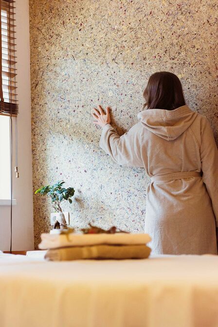 Das Hotel Holzleiten in Tirol hat für die Wandverkleidung das Flachsvlies «Almwiese» gewählt. Bei der Textur wird Heu mit duftenden Blütenblättern von Margeriten, Erika, Kornblumen, Sonnenblumen, Lavendel und Rosen angereichert.