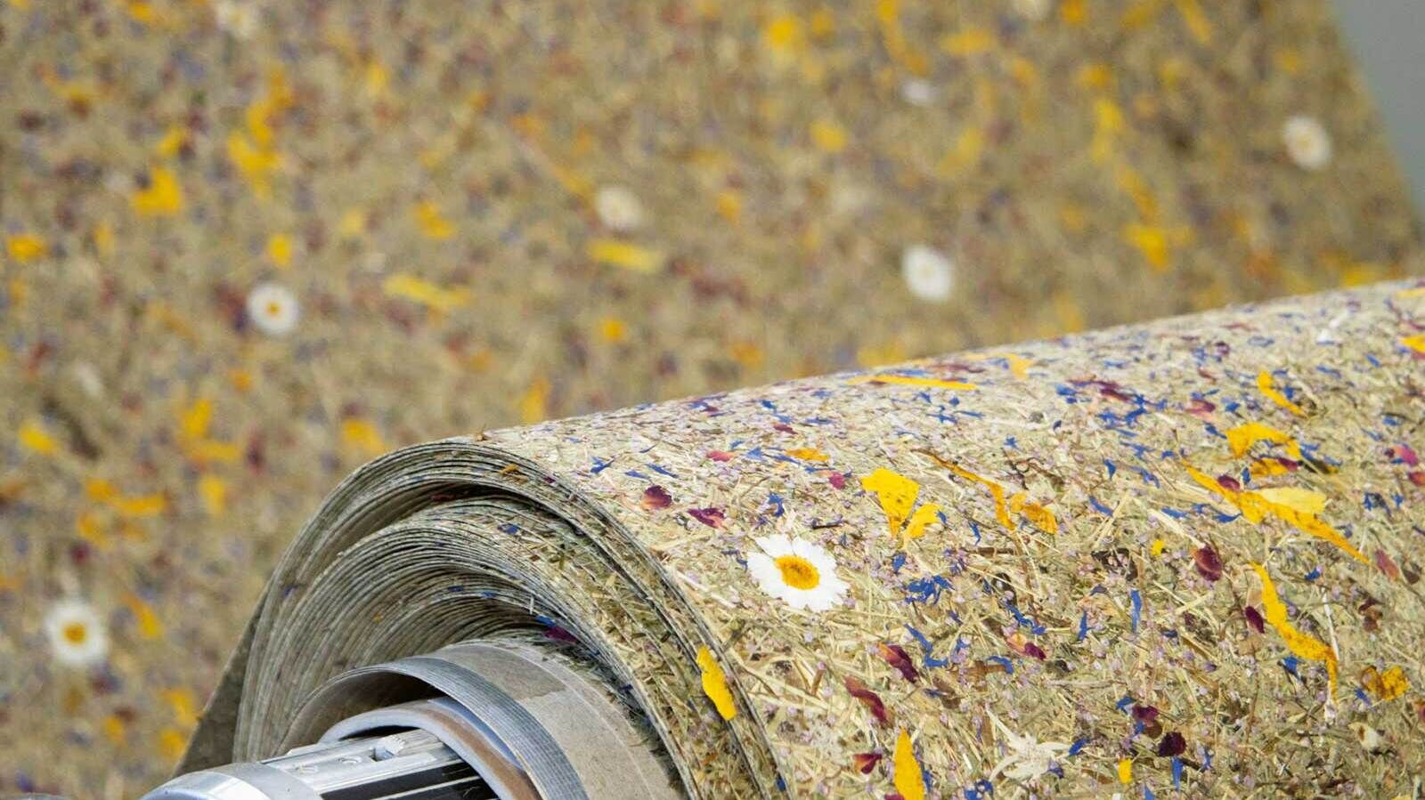 Die Dekore von Organoid bestehen aus echten Naturmaterialien. Erhältlich sind die Designs auf atmungsaktivem Flachsvlies sowie PVC-freier Industrieklebefolie. Die Folie haftet auf Beton, Holz, Glas und Metall.