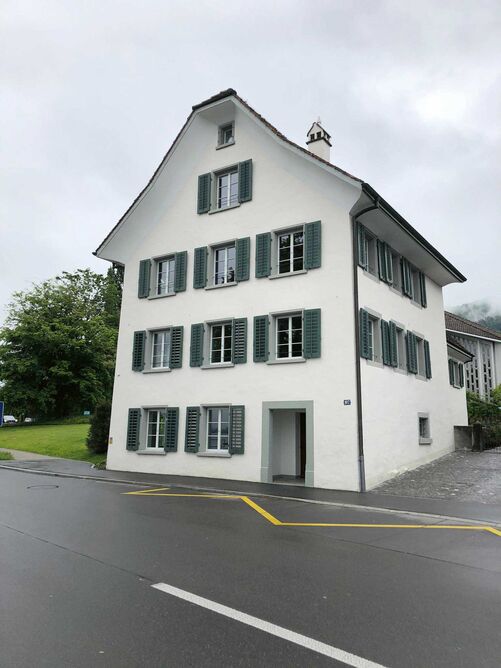 Das Kaplanenhaus befindet sich in Oberwil an der Artherstrasse am Dorfeingang. Es wurde 1744 erbaut.