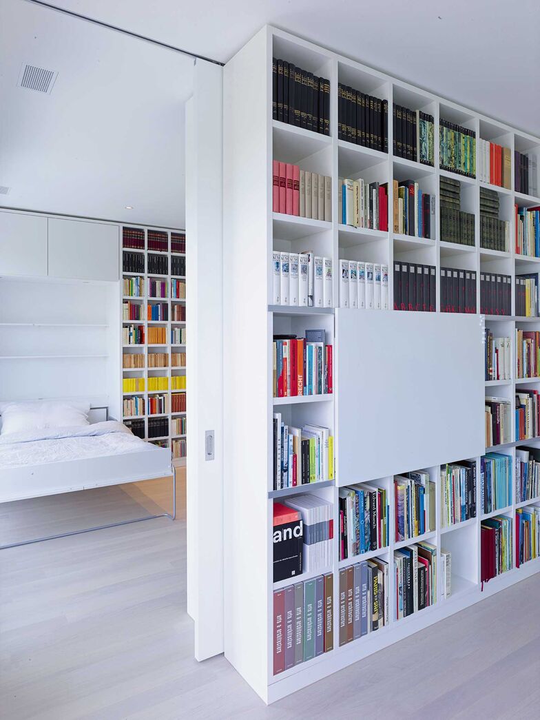 Vom Bett zum Schrank: Perfekt, wenn man kein Gästezimmer hat und trotzdem für spontane Übernachtungsgäste vorbereitet sein will, ist das Klapp-Bett. Alpnach Schränke bietet eine moderne individualisierbare Variante des Klassikers an. Ob Einzel- oder Doppelbett, hoch oder seitlich klappbar – die Schrankbetten sind durch das Zugfedersystem einfach zu bedienen und haben eine integrierte Sicherung, um unbeabsichtigtes Herunterklappen zu verhindern. Praktisch und diskret nimmt das Klappbett nur dann Raum ein, wenn es tatsächlich benutzt wird.  www.alpnachnorm.ch