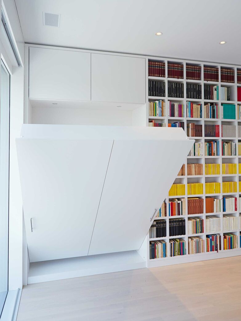 Vom Bett zum Schrank: Perfekt, wenn man kein Gästezimmer hat und trotzdem für spontane Übernachtungsgäste vorbereitet sein will, ist das Klapp-Bett. Alpnach Schränke bietet eine moderne individualisierbare Variante des Klassikers an. Ob Einzel- oder Doppelbett, hoch oder seitlich klappbar – die Schrankbetten sind durch das Zugfedersystem einfach zu bedienen und haben eine integrierte Sicherung, um unbeabsichtigtes Herunterklappen zu verhindern. Praktisch und diskret nimmt das Klappbett nur dann Raum ein, wenn es tatsächlich benutzt wird.  www.alpnachnorm.ch