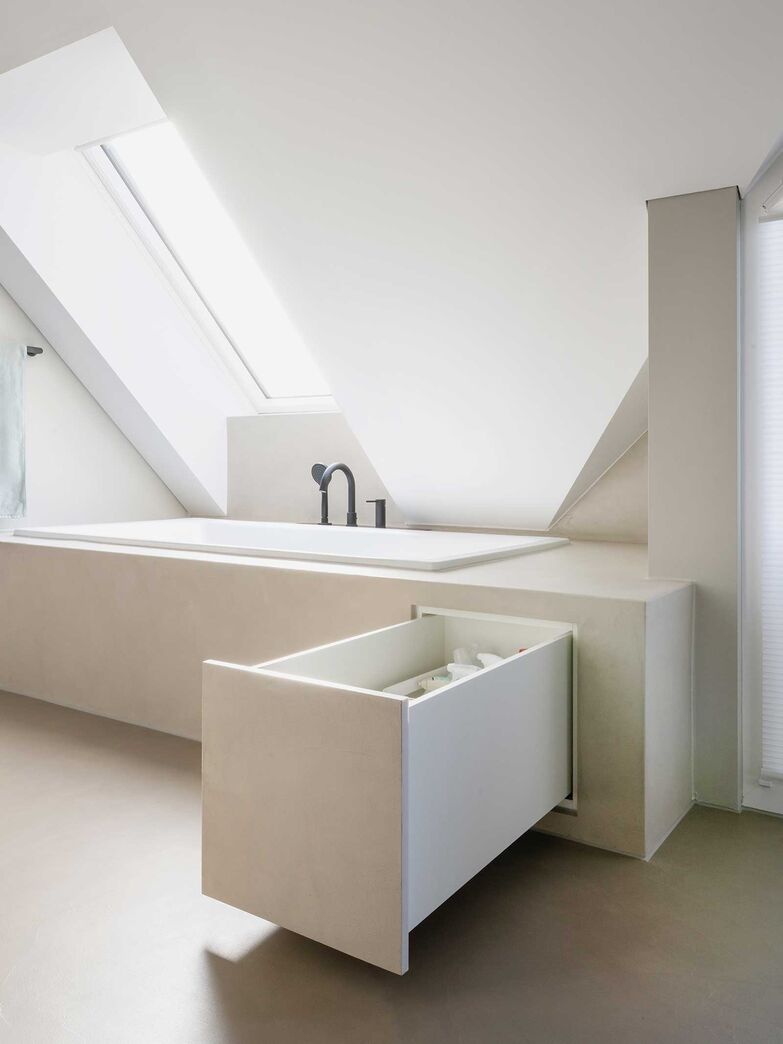 In diesem Bad wurde der Platz optimal genutzt und es wurde eine möglichst funktionale und zugleich visuell harmonische Lösung geschaffen. So fällt die Suche nach einem schmalen Badezimmermöbel, das genau in die Lücke hätte passen müssen, weg und die Bewohner haben durch die grosse Schublade wertvollen Stauraum gewonnen. Schreinerei Fehlmann AG, www.schreinerei-fehlmann.ch