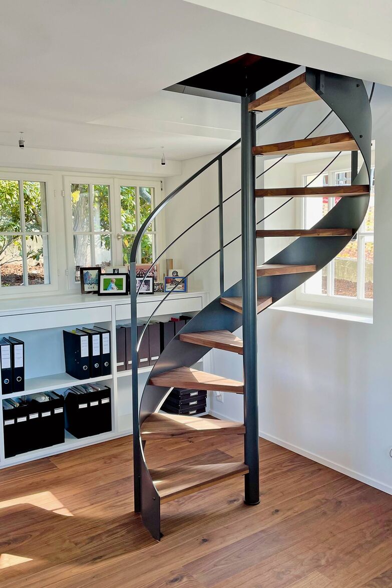 Dass der Treppenbau Kunst- und Handwerk zugleich ist, beweist die Firma Langegg Treppenbau eindrücklich. Die Spezialisten haben dabei den Kundenwunsch, die baulichen Voraussetzungen, den Zeitplan und das Budget stets im Auge. www.langegg.ch