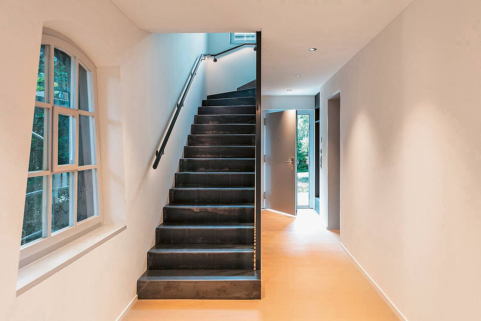 Mit innovativen Ideen noch mehr aus einer Treppe ­herausholen: Ein positives Beispiel dafür ist dieses ­Bauwerk aus Schwarzstahl von der Ferdinand Hasler AG. www.hasler-treppen.ch