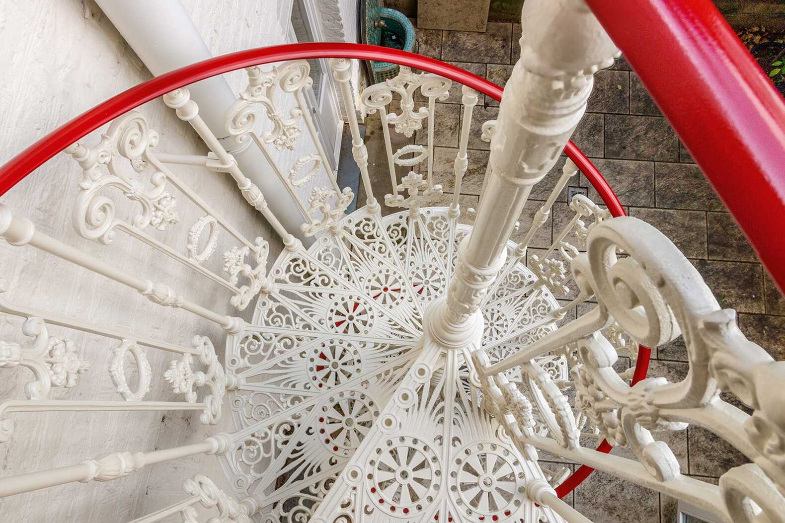Eine völlig andere Ästhetik bringen detailreiche Treppen wie diese mit. In gewissen Altbauten würden Gusseisentreppen im Antikstil den Charakter der Bausubstanz unterstreichen und sich dadurch selbstverständlich in den Raum einfügen. Durch die gestalterischen Aussparungen entsteht bei Lichteinfall ein Spiel mit Muster und Schatten. Das filigrane Design der Treppen lässt sie leicht und luftig wirken, sodass sie trotz ihres starken Charakters nicht zu markant sind. Durch ihren modularen Aufbau ist kein Schweissen erforderlich – nach der Anlieferung werden sie nur noch fest verschraubt. Je nach Raum passen opulentere oder schlichtere Designs besser. Wie auch die Farbe lassen sich viele Elemente gestalterisch an die individuellen Raumbedürfnisse anpassen. IBC Nostalgie Wohnprodukte, www.ibc-gusseisen.de