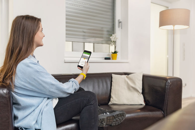 Auf dem Sofa sitzen bleiben zu können und von dort aus bequem die Storen herunterfahren oder verstellen zu können ist ein schöner Luxus. Die neuen bidirektionalen Rollladenantriebe von Schellenberg ermöglichen ihn: Sie lassen sich per Funk oder über per App bedienen, auch von unterwegs. Über Amazons Alexa, Google Home und die Smart Friends Box als Steuerzentrale können die Rollläden zudem per Sprachbefehl gesteuert werden. Alfred Schellenberg GmbH.