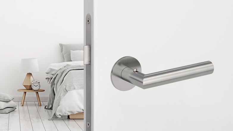 Die Türgriffe «smart2lock» machen die Schlüsselrosette überflüssig, denn die Schliessmechanik ist im Griff integriert, sie liegt in Daumenreichweite auf dem Griff. Dadurch lassen sich Türen mit nur einer Hand schliessen und abschliessen. Durch den Verzicht auf die Schlüsselrosette entsteht eine völlig neue, zurückhaltende Optik. Alle Beschläge mit «smart-2lock by Griffwerk» passen auf konventionelle Türschlösser für Innentüren. Griffwerk GmbH.