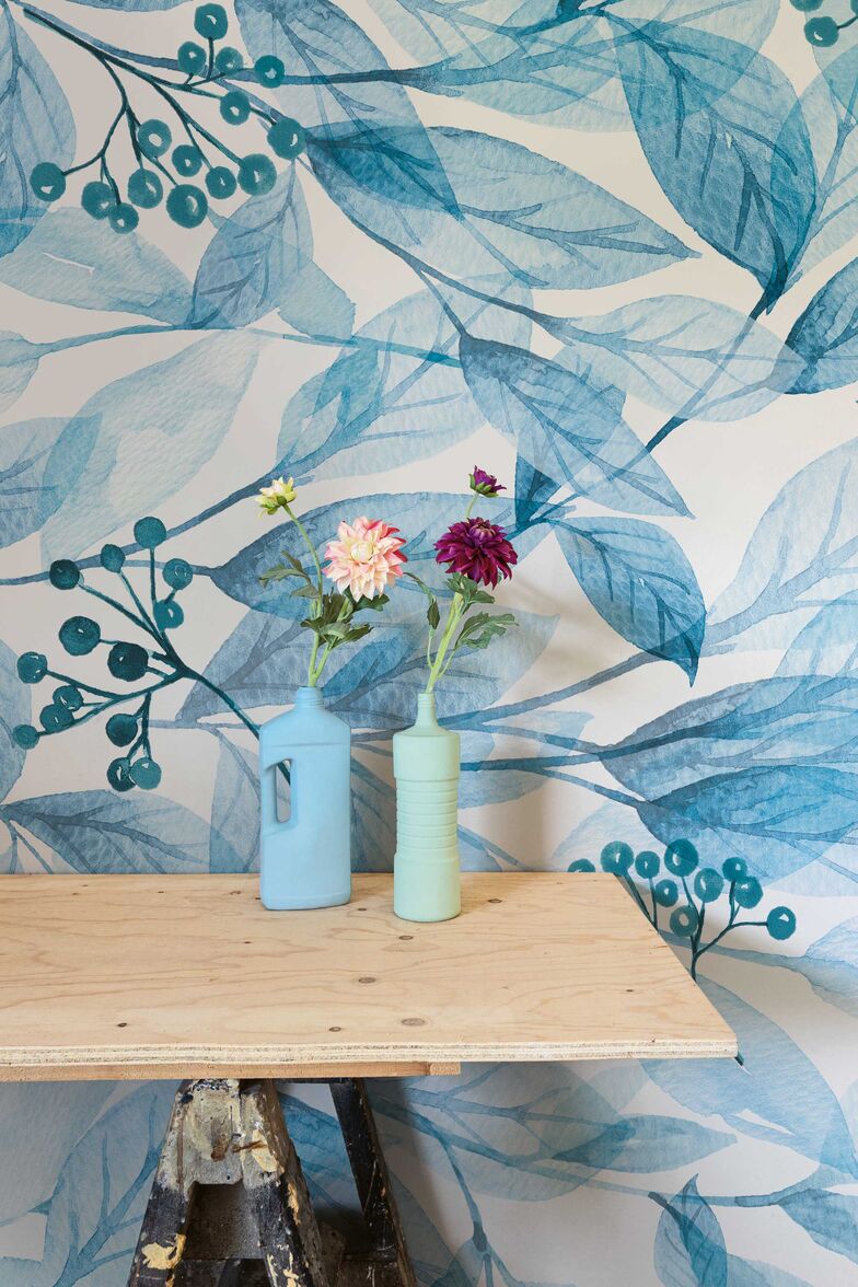 Das Trägermaterial der Tapetenkollektion «Botanic» überzeugt mit dem haptischen Effekt von natürlichem Eichenholz und einer schillernden Oberfläche. www.spaghettiwall.it 