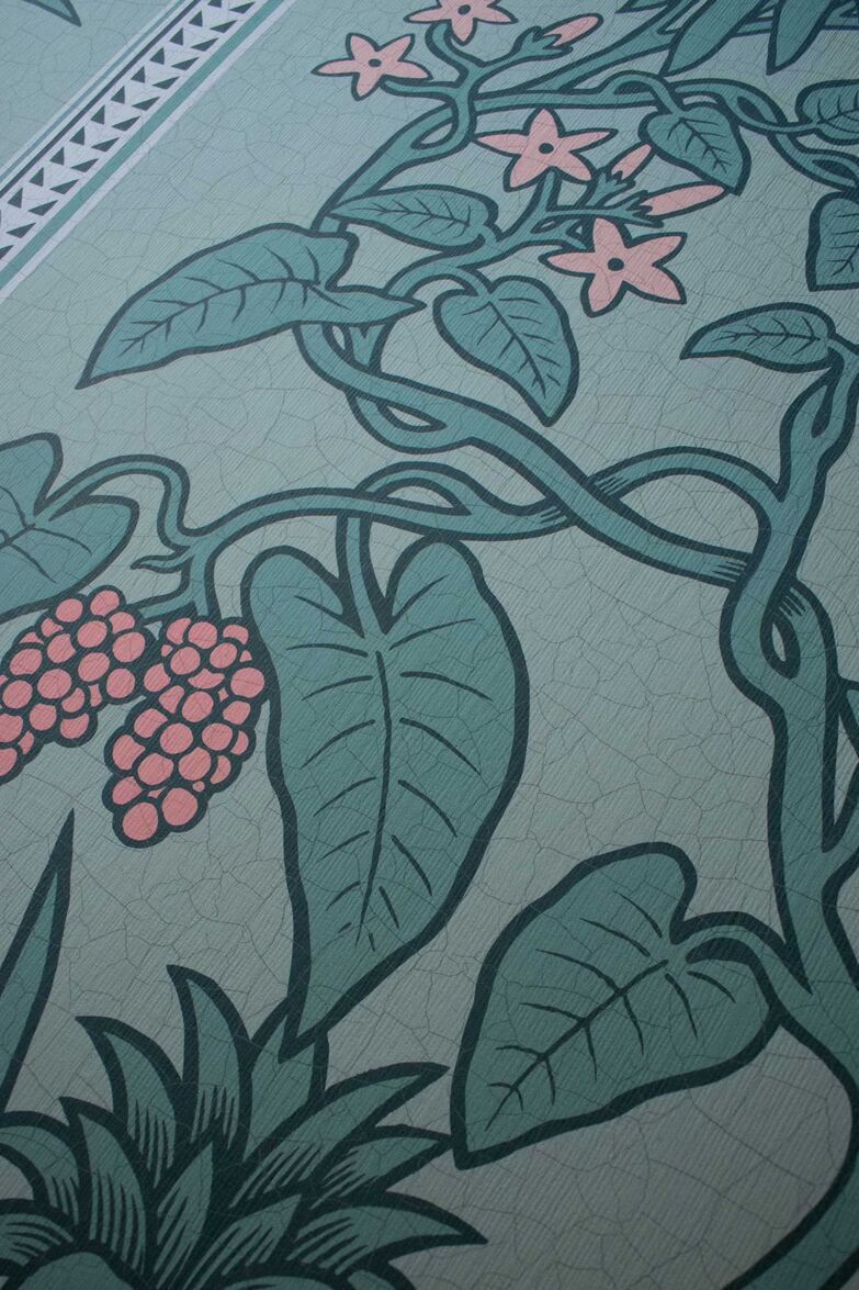 Die Tapete ist inspiriert von der «Cathedral to Nature», der grossen Halle im Londoner Naturkundemuseum. «Forbidden Bloom Wallpaper Peppermint», www.divinesavages.com