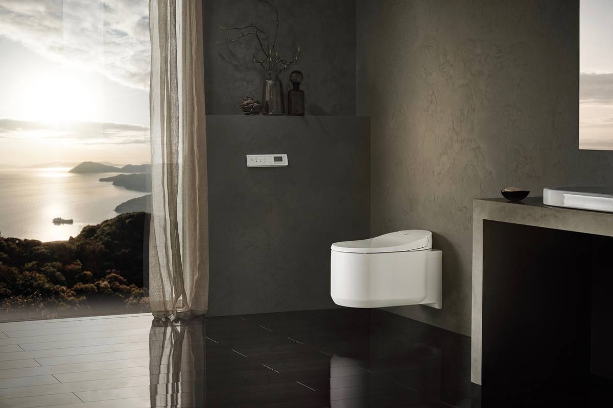 «Sensia Arena», das innovative Dusch-WC von Grohe, ist mit vierzehn Design Awards ausgezeichnet worden. Mit seiner schlanken Form und den sanften Konturen fügt es sich perfekt ins Badambiente ein. Grohe.