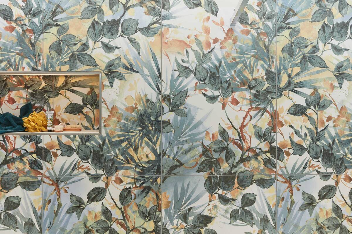 Die floral gemusterten Wandbeläge in Aquarelltönen sind der Hingucker im Bad. Sie erzeugen ein Duscherlebnis, das fast so erholsam ist wie ein Tag Ferien. Sabag Biel/Bienne. Foto: Studiojeker Gmbh