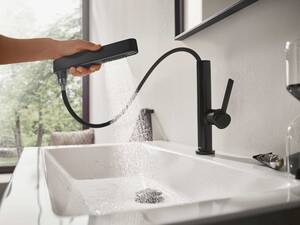 Schnelles Haarewaschen direkt am Waschbecken oder das Befüllen von Putzeimer oder hoher Gefässe ist mit dem ausziehbaren Armaturenkopf «Finoris Flex» kein Problem mehr. Hansgrohe AG.