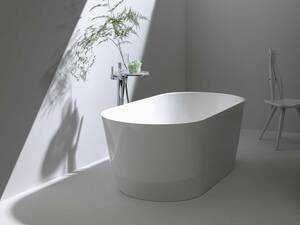 Präzise Linien, dünne Wände und eine ovale, geräumige Innenform prägen den Charakter der freistehenden Badewanne aus der Kollektion «Laufen Pro». Beim Sitzen fallen die körperstützend geformten Rückenschrägen sowie die angenehme Haptik der Oberfläche auf. Laufen Schweiz AG.